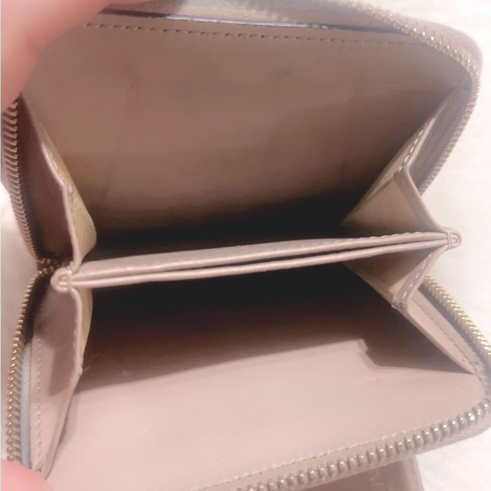 VALENTINO GARAVANI
Rockstud Accents Leather Compact Wallet 4.5” x 4” Approxi….. - Picture 9 of 14